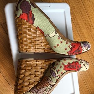 Excellent condition Tory Burch wedge